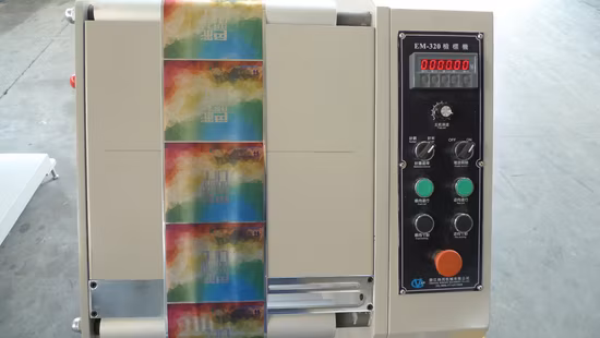 Inspektionsmaschine für bedrucktes Material mit kleinen Etikettenaufklebern zur Qualitätsprüfung